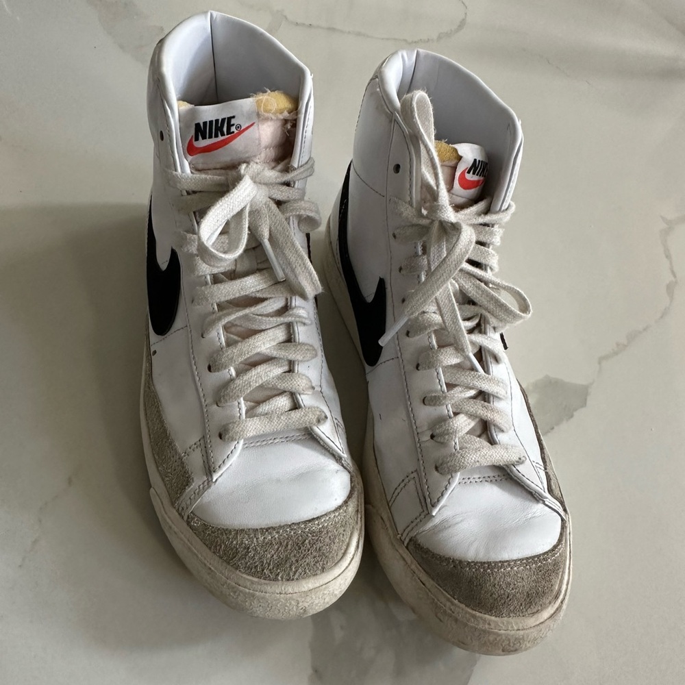 Women Nike blazers Mid ‘77 (size 9.5) - great condition. Comes with box pictured